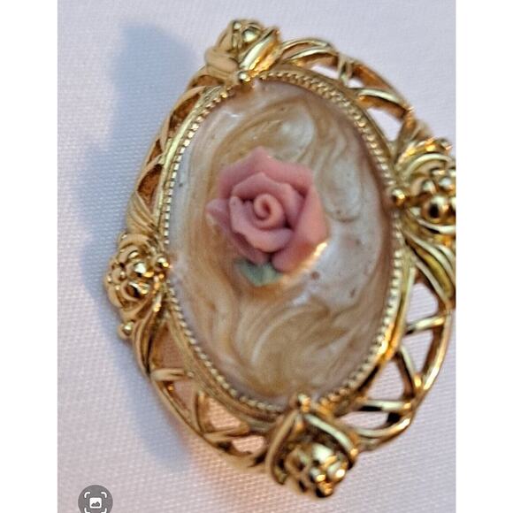 Clip-on Earrings Vintage Enamel Pink Rose Gold Tone Floral Victorian Earrings - Picture 3 of 9